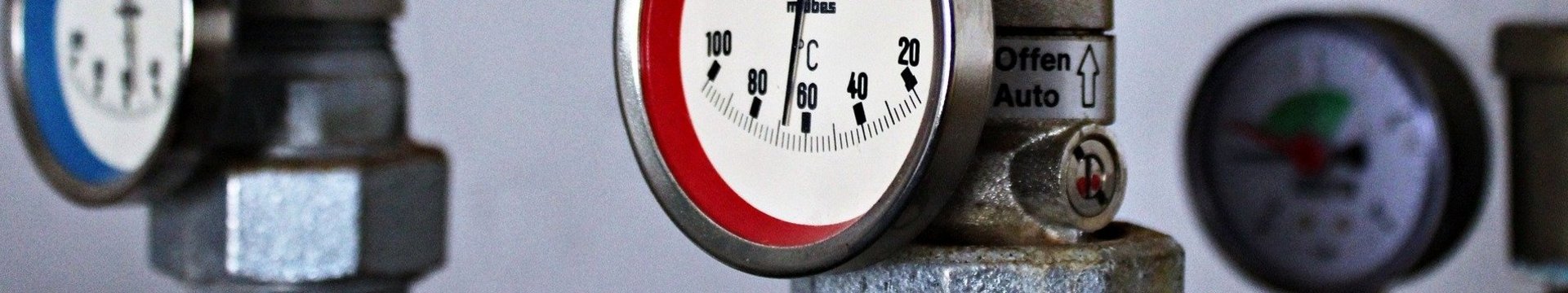 Heizungsrohre mit Thermometern
