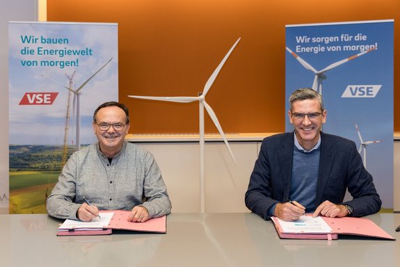 Bürgermeister Helmut Harth (links im Bild) mit Dr. Stephan Tenge, Vorstand der VSE AG, bei der Vertragsunterzeichnung in Saarbrücken. Foto: Dirk Guldner/VSE AG