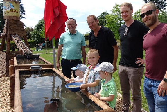 Bei der Eröffnung der Spielanlage „Goldrausch“ testeten Fiete, Lennard und Moritz (von links nach rechts) das neue Aktionsangebot und wurden von Bürgermeister Helmut Harth (links), Pächter Klaus Kemmer (2. von links) sowie Frederic Löwen (3. von links) als Leitung und Daniel Schackmann als Mitarbeiter vom Eigenbetrieb Touristik, Freizeit und Kultur bei der Schatzsuche unterstützt. Foto: M. Priesnitz 