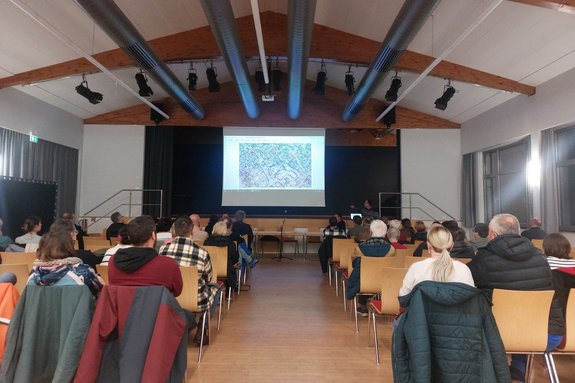 Rund 50 Anwohnerinnen und Anwohner sowie Interessierte nahmen an der Infoveranstaltung im Losheimer Saalbau teil. Foto: M. Priesnitz