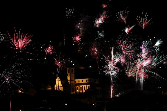 Losheimer Pfarrkirche im Feuerwerk - Foto: Mirijam Kaspar