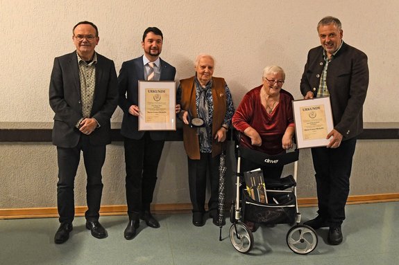 Die Preisträgerinnen Edeltraud Hauch (2. von rechts) und Christa Ehses (Mitte) empfingen die Glückwünsche und Ehrengeschenke für ihre kulturellen Verdienste beim Festakt zur Verleihung der Maria-Croon-Medaille von Bürgermeister Helmut Harth (links) und dem Bergener Ortsvorsteher Markus Steuer (rechts) sowie dem Britter Ortsvorsteher Philipp Ludwig (2. von links). Foto: Rainer Hauch