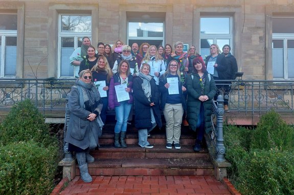 Nach erfolgreicher Ausbildung durften sich die zwanzig teilnehmenden Kita-Fachkräfte aus Losheim am See, Wadern und Merzig über ihre Zertifikate mit Fachreferentin Petra Funk-Chungu (ganz vorne links) freuen. Foto: M. Priesnitz